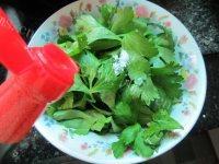 秀色可餐的凉拌芹菜叶做法图解4)
