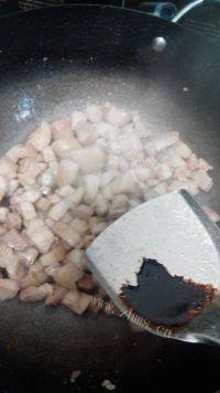 诱人的五花肉炖土豆做法图解8)