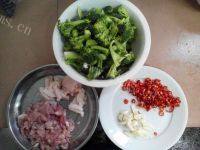 家常菜西兰花炒肉做法图解1)