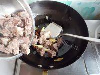 土豆炖牛肉做法图解7)