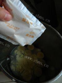 香蕉葡萄干豆浆做法图解3)