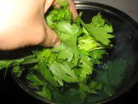 颜值高凉拌芹菜花生米做法图解8)
