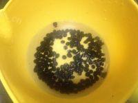常吃不腻的茶树菇排骨汤做法图解2)