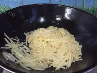 色香味俱全的炒土豆丝做法图解6)