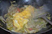 饱满的蒜黄炒鸡蛋