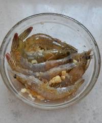 美味的孜然烤虾做法图解5)