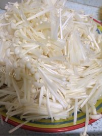 家常菜金针菇炒肉做法图解1)
