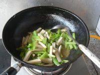 口感饱满的杏鲍菇炒芹菜做法图解10)