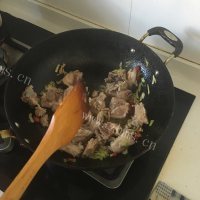 美味的酸菜排骨做法图解5)