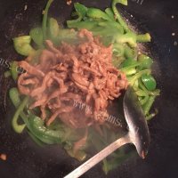热腾腾的青椒肉丝做法图解5)