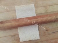 美味的培根芝士吐司卷做法图解3)