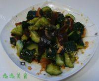 家常菜皮蛋拌黄瓜