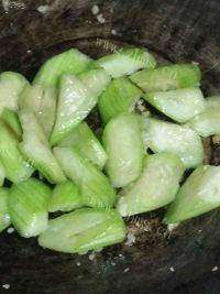 素菜土豆烩丝瓜做法图解3)