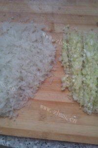 简易的猪肉芹菜水饺做法图解4)