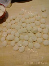 鲜香的韭菜猪肉水饺做法图解4)
