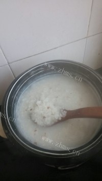 美味大米杏仁粥做法图解4)