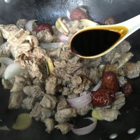 开胃的土豆烧牛腩做法图解6)