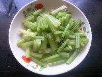 自己做的芹菜炒肉做法图解1)
