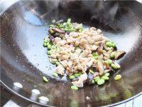 家常菜毛豆炒鸡丁做法图解9)