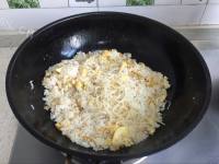美味银鱼蛋炒饭做法图解6)