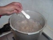 萝卜大骨汤做法图解7)