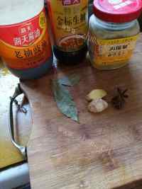 美味的腐乳猪蹄炖玉米做法图解2)