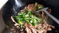 家常菜甜椒炒肉做法图解8)