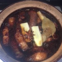 自制马蹄红烧肉做法图解4)