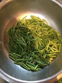 家常菜蒜苔炒肉做法图解2)