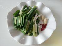 家常菜蒜苗炒牛肉做法图解1)