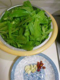 香飘的素炒油麦菜做法图解1)