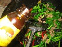 「DIY美食」蒜苔炒肉做法图解13)