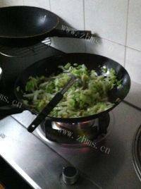 诱人的白菜炒肉丝做法图解7)
