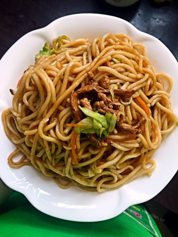 美味的肉丝炒面