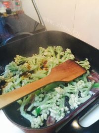 超级喜欢的腊肠炒花菜做法图解6)