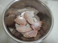 色泽鲜亮的烧鸡翅做法图解1)