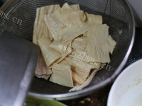 家常菜酸菜炒牛肉做法图解3)