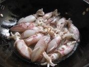 豉油干炒小鱿鱼做法图解2)