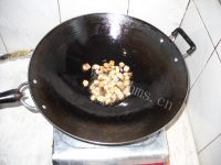 下饭的熏干毛豆烩咸鱼做法图解4)