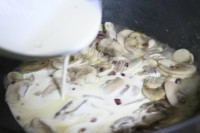 质嫩爽口的奶油蘑菇汤做法图解7)