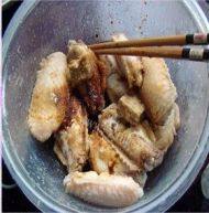 自制腐乳鸡翅做法图解3)