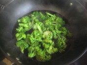 家常菜西兰花炒咸肉做法图解2)