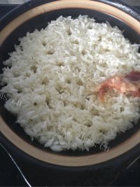 美味的姜丝肉片煲仔饭做法图解3)