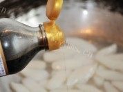 自制虾仁炒年糕做法图解7)