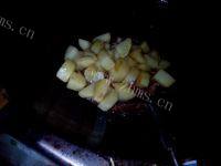 家常菜排骨焖土豆做法图解11)