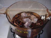在家做茶树菇排骨汤做法图解5)