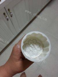 齿颊留香的广式莲蓉蛋黄月饼做法图解12)