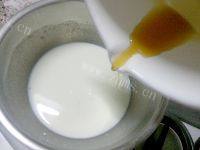 自制焦糖炼乳布丁做法图解5)
