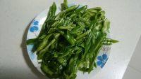 家常菜青椒炒猪肚做法图解2)
