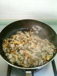 酸菜鸡蛋炒饭做法图解5)